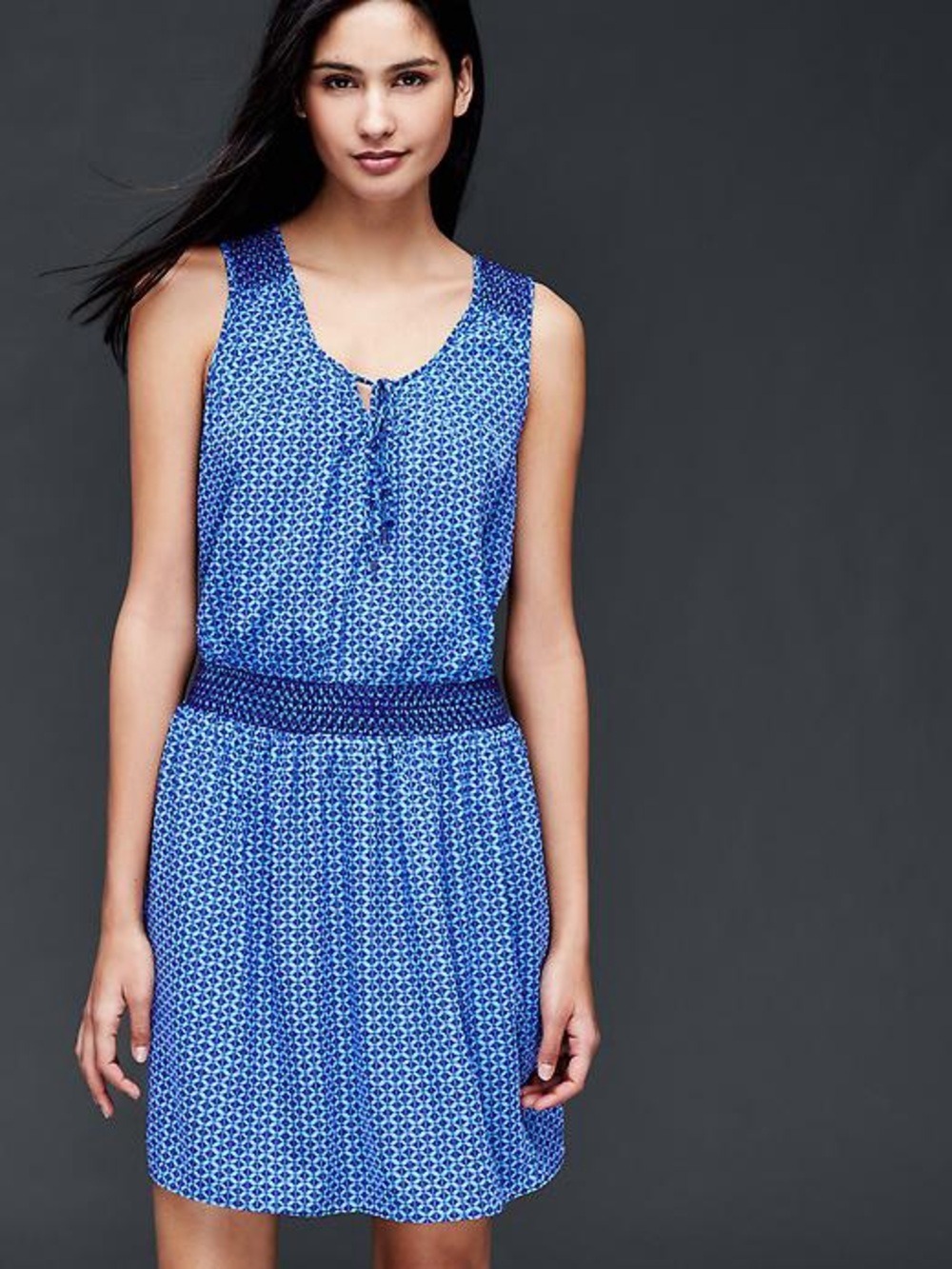 GAP Blue Print Smocked Waist Sleeveless Dress Medium Geometric Keyhole Pockets